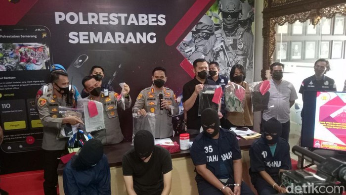 Pelaku pelecehan pegawai toko roti JAP (23) (paling kanan) saat jumpa pers di Mapolrestabes Semarang, Selasa (13/9/2022).