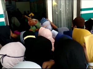 Kala Emak-emak di Sukabumi Saling Dorong Berebut BLT