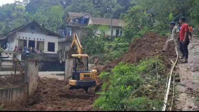 Pembersihan longsor di Ciamis.