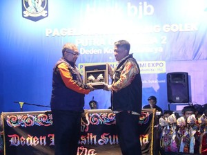 Nobar Wayang Golek Bareng Warga Jadi Cara Healing Bupati Sukabumi