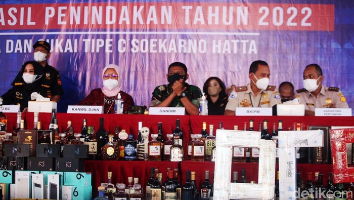 Penampakan Barbuk Senilai Rp 6,8 M Dimusnahkan Bea Cukai Soetta Bea Cukai Soekarno-Hatta memusnahkan barang ilegal senilai Rp 6,8 miliar. Barang yang dimusnahkan berupa minuman alkohol hingga airsoft gun.