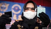 Petugas Bea Cukai menunjukkan barang bukti yang akan dimusnahkan.
