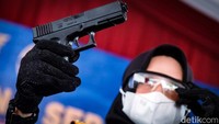 Salah satu barang bukti yang dimusnahkan adalah airsoft gun.