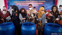 Miras ilegal dituang ke tong besar. Barang ilegal yang dimusnahkan senilai Rp 6,8 miliar.