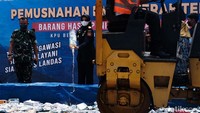Alat berat digunakan untuk memusnahkan barang ilegal itu. Barang yang dimusnahkan berupa 573 botol minuman alkohol, 8.000 gram dan 1.484 hasil pengolahan tembakau lainnya, 268 cerutu, 315 handphone, 171 pcs sparepart airsoft gun, hingga 1.096 pcs kulit reptil.