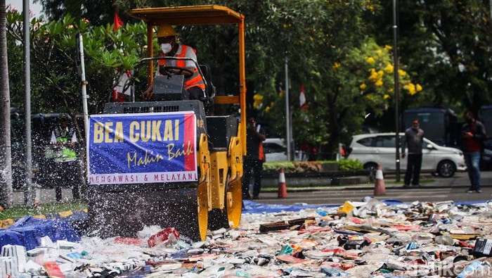 Bea Cukai Soekarno-Hatta memusnahkan barang ilegal senilai Rp 6,8 miliar. Barang yang dimusnahkan berupa minuman alkohol hingga airsoft gun.