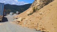 Gempa juga menimbulkan tanah longsor di kota Kainantu.