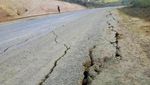 Penampakan Jalan Retak Akibat Gempa M 7,5 di Papua Nugini