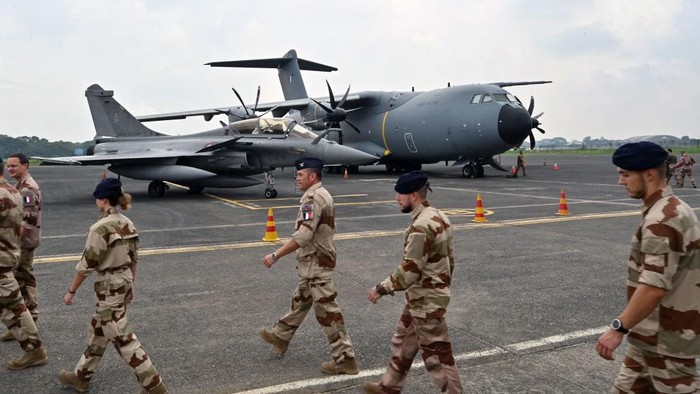 Penampakan Jet Tempur Rafale Prancis yang Dibeli Prabowo Seliweran di Langit RI Dassault Rafale multirole combat aircraft fly in formation during a demonstration flight by the French Air Force over Indonesia's Sunda Strait on September 12, 2022. - Indonesia in February 2022 signed a deal with France to buy six Rafale warplanes as part of an anticipated total order of 42, as Paris bolsters military ties in the Asia-Pacific. (Photo by ADEK BERRY / AFP) (Photo by ADEK BERRY/AFP via Getty Images)