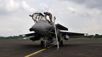 Personel Angkatan Udara Prancis melakukan pengecekan pesawat tempur Dassault Rafale sebelum melakukan demonstrasi penerbangan. Ini terkait serangkaian kegiatan kerjasama dengan TNI AU dalam misi PEGASE 22, sejak 11 hingga 14 September 2022.