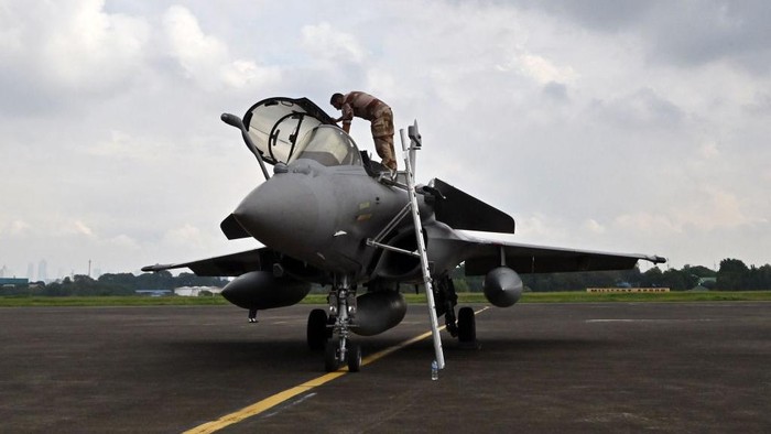 Penampakan Jet Tempur Rafale Prancis yang Dibeli Prabowo Seliweran di Langit RI Dassault Rafale multirole combat aircraft fly in formation during a demonstration flight by the French Air Force over Indonesia's Sunda Strait on September 12, 2022. - Indonesia in February 2022 signed a deal with France to buy six Rafale warplanes as part of an anticipated total order of 42, as Paris bolsters military ties in the Asia-Pacific. (Photo by ADEK BERRY / AFP) (Photo by ADEK BERRY/AFP via Getty Images)