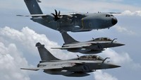 Pesawat tempur Dassault Rafale dan pesawat angkut Airbus A400M terbang dalam formasi selama penerbangan demonstrasi. Jet tempur Dassault Rafale nantinya akan menggantikan pesawat TNI AU yang sudah usang. 