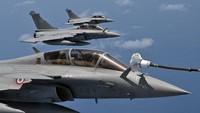 Pesawat tempur Dassault Rafale mengisi bahan bakar dari drogue pesawat angkut tanker Airbus A330 MRTT Phenix selama penerbangan demonstrasi. Untuk diketahui, pemerintah Indonesia melalui Kementerian Pertahanan menandatangani kontrak kerja sama pembelian enam pesawat tempur generasi 4,5 Dassault Rafale pada Februari 2022 lalu.