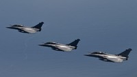 Pesawat tempur Dassault Rafale terbang dalam formasi selama penerbangan demonstrasi. Indonesia memesan pesawat Dassault Rafale dan A-400M. Untuk Rafale, Indonesia memesan 42 unit. Sementara A-400M, Indonesia memesan beberapa unit pesawat angkut yang juga memiliki kemampuan untuk mengisi bahan bakar di udara.