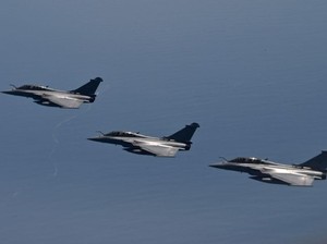 Aksi Manuver Jet Tempur Dassault Rafale Meriahkan Indo Defence 2022