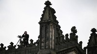 Para polisi dengan senapan sniper itu berjaga saat peti mati Ratu Elizabeth II melewati kota-kota dan desa-desa di Skotlandia menuju tempat peristirahatan terakhir. (Oli Scarff/AFP/Getty Images)