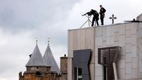 Sniper berjaga di sekitar tempat persemayaman Ratu Elizabeth II di Edinburgh. Pejabat keamanan merencanakan pemakaman Ratu Elizabeth II akan jadi operasi kepolisian dan perlindungan terbesar dalam sejarah Inggris. (Odd Andersen/AFP/Getty Images)