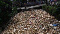 Penampakan lautan sampah styrofoam di Kali Licin, Mampang, Pancoran Mas, Depok, Jawa Barat, Senin (12/9/2022).