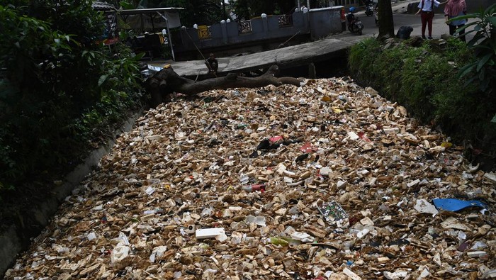 PENCEMARAN SAMPAH STYROFOAM DI DEPOK Warga membersihkan sampah styrofoam yang mencemari Kali Licin, Mampang, Pancoran Mas, Depok, Jawa Barat, Senin (12/9/2022). Setelah tercemar sampah styrofoam pada beberapa bulan lalu, kali tersebut kembali tercemar dengan hal serupa sehingga bisa menyebabkan aliran air kali tersumbat dan meluap. ANTARA FOTO/Sigid Kurniawan/aww.