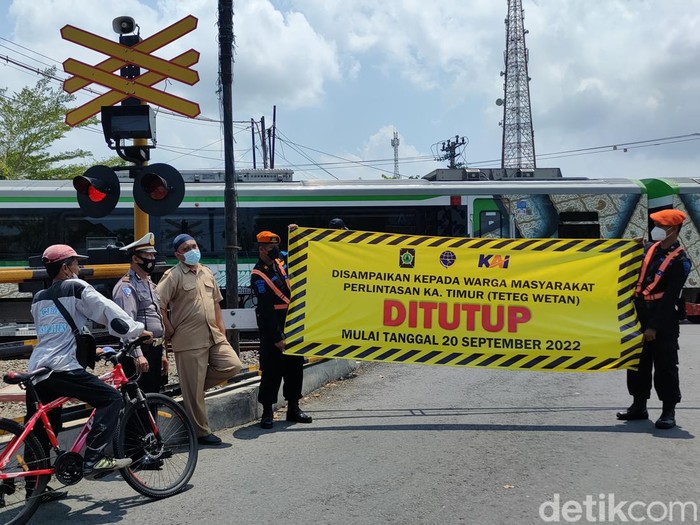 Petugas KAI melakukan sosialisasi penutupan Teteg Wetan di Kapanewon Wates, Kulon Progo, DIY, Selasa (13/9/2022).