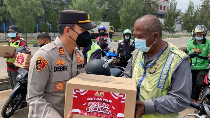 Polisi bagikan sembako kepada warga Muara Baru.