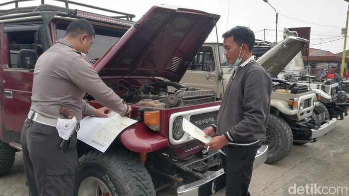 Polisi cek jip bromo