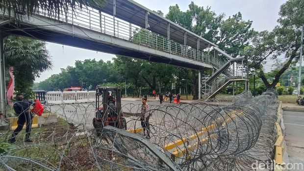Polisi Pasang Penghalang Berlapis Sekat Massa Demo ke Istana