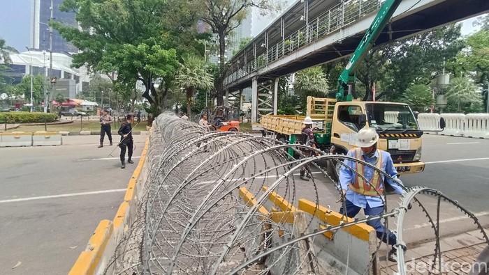 Polisi Pasang Penghalang Berlapis Sekat Massa Demo ke Istana