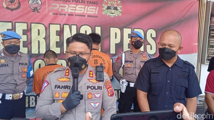 Polisi saat merilis kasus pengedaran sabu di Cirebon