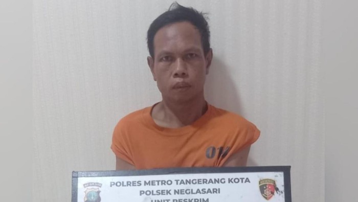 Polsek Neglasari menangkap pria berinisial IS yang menipu 3 warga di Tangerang, Banten.