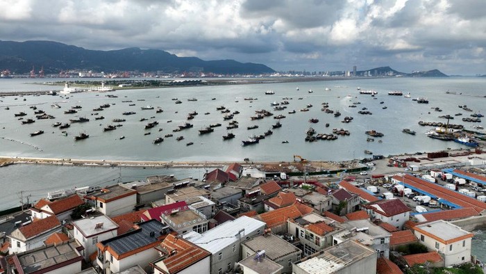 Potret Kapal-kapal Nelayan China Balik Kanan Gegara Topan Muifa Puluhan kapal nelayan di China balik kanan demi menghindari terjangan Topan Muifa. Ini foto-fotonya.