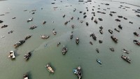 Foto drone memperlihatkan lanskap pelabuhan yang seharusnya kosong malah terparkir puluhan kapal.