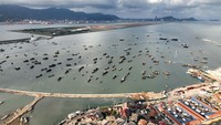 Terlihat puluhan kapal nelayan di tiba di pelabuhan di kawasan Lianyungang, Provinsi Jiangsu, China, Selasa (13/9/2022).