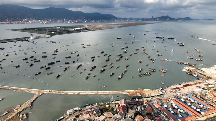 Potret Kapal-kapal Nelayan China Balik Kanan Gegara Topan Muifa Puluhan kapal nelayan di China balik kanan demi menghindari terjangan Topan Muifa. Ini foto-fotonya.