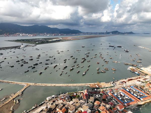 Potret Kapal-kapal Nelayan China Balik Kanan Gegara Topan Muifa