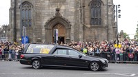 Mobil jenazah yang digunakan dalam iring-iringan Ratu Elizabeth adalah Binz H4 berbasis E-Class. Mobil ini menggunakan basis W212 2009-2016. Mobil jenazah ini memiliki jarak sumbu roda yang diperpanjang dan memiliki dek belakang. Panjang keseluruhannya 5.999 mm. (AP/Lesley Martin)