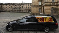 Ratu Elizabeth II sendiri semasa hidupnya sangat loyal dengan merek otomotif Inggris. Bahkan, warganet menyayangkan jenazah Ratu Elizabeth II malah dibawa dengan mobil Jerman. (AP/Carl Recine)