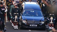 Mobil jenazah ini mempertahankan suspensi udara Airmatic dari versi wagon E-Class. Mobil ini tersedia dengan pilihan E220d bermesin turbo-diesel 2.0 liter, atau varian plug-in hybrid E300e. (AP/Andrew Milligan)