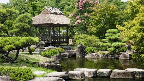 Kali ini ada Koko-an Royal Garden di Himeji. Gazebo yang khas dipadu dengan tanaman hijau dan kolam membuat suasana sangat syahdu. Setuju?