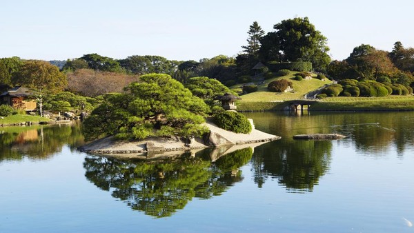 Lanskap ini merupakan panorama dari Taman Koraku-en di Okayama. Taman ini merupakan salah satu dari tiga taman besar di Jepang bersama Kenroku-en dan Kairaku-en