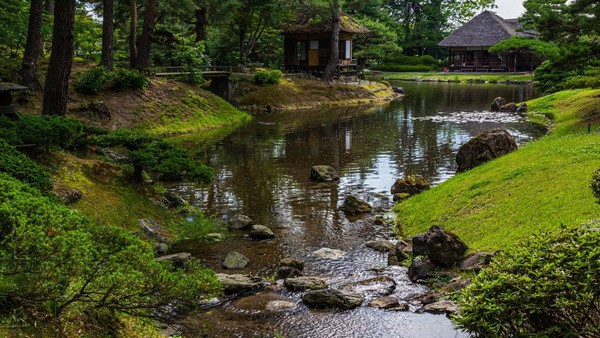 Pertama, ada Taman Oyakuen di Prefektur Fukushima. Taman rimbun nan hijau ini didominasi tanaman obat lho. Asri banget. Lanskap ini diambil pada 16 Juni 2022 lalu.