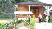 Sarhunta atau homestay yang dibangun oleh Direktorat Rumah Swadaya Direktorat Jenderal Perumahan Kementerian PUPR telah dilengkapi dengan fasilitas lengkap seperti yang ada di hotel. Salah satu hal yang membedakannya adalah Kementerian PUPR membangun dengan desain bangunan yang menonjolkan perpaduan unsur lokal serta melibatkan masyarakat dalam pembangunnya.