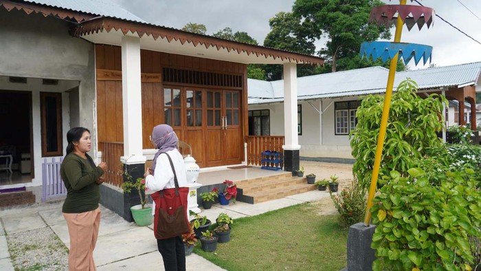 PUPR Bedah Rumah Jadi Homestay di Tanjung Kelayang Kementerian PUPR membangun 20 Sarana Hunian Pariwisata (Sarhunta) serta peningkatan kualitas 70 rumah warga di Kawasan Ekonomi Khusus (KEK) Tanjung Kelayang, Belitung.