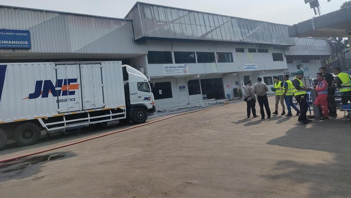 Puslabfor Polri datangi Gudang JNE di Pekapuran, Cimanggis