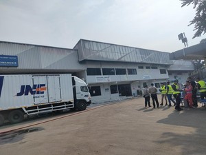 Gudang JNE Depok Masih Berasap, Puslabfor Polri Tunda Pemeriksaan TKP