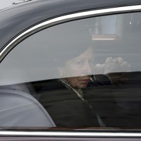 Inilah potret Putri Anne dalam iring-iringan jenazah Ratu Elizabeth II dari Istana Balmoral menuju Edinburgh, Minggu (11/9/2022). Putri Anne dipilih untuk menjaga dan mengawal peti sang ibunda. Foto: dok. AP