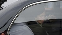 Ekspresi Putri Anne yang tetap berusaha tegar di tengah kedukaan saat masih dalam perjalanan. Foto: dok. AP