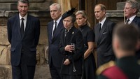 Putri Anne saat menunggu kedatangan peti mati Ratu Elizabeth di depan Holyroodhouse, Edinburgh pada Minggu (11/9). Foto: dok. AP