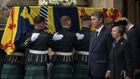 Postur tegap Putri Anne saat peti mati Ratu Elizabeth tiba di Holyroodhouse. Foto: dok. AP