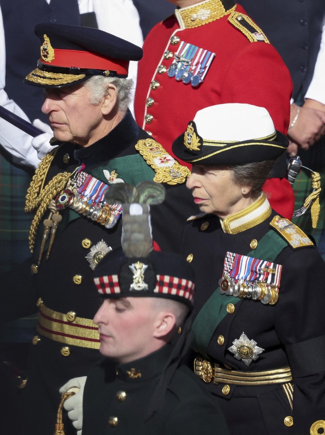 Putri Anne tampil mengenakan seragam militer dalam prosesi arak-arakan membawa peti mati Ratu Elizabth. Foto: dok. AP